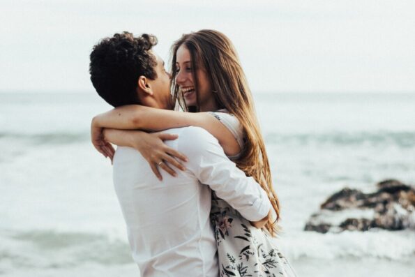 Romantisch koppel op strand