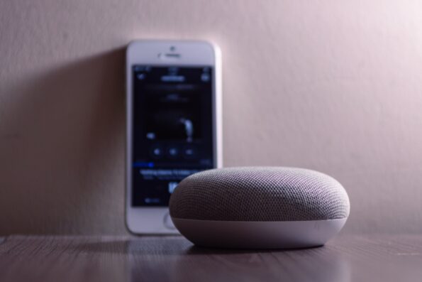 speaker met telefoon