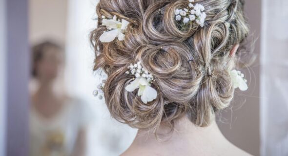 Bruid met haaraccessoires